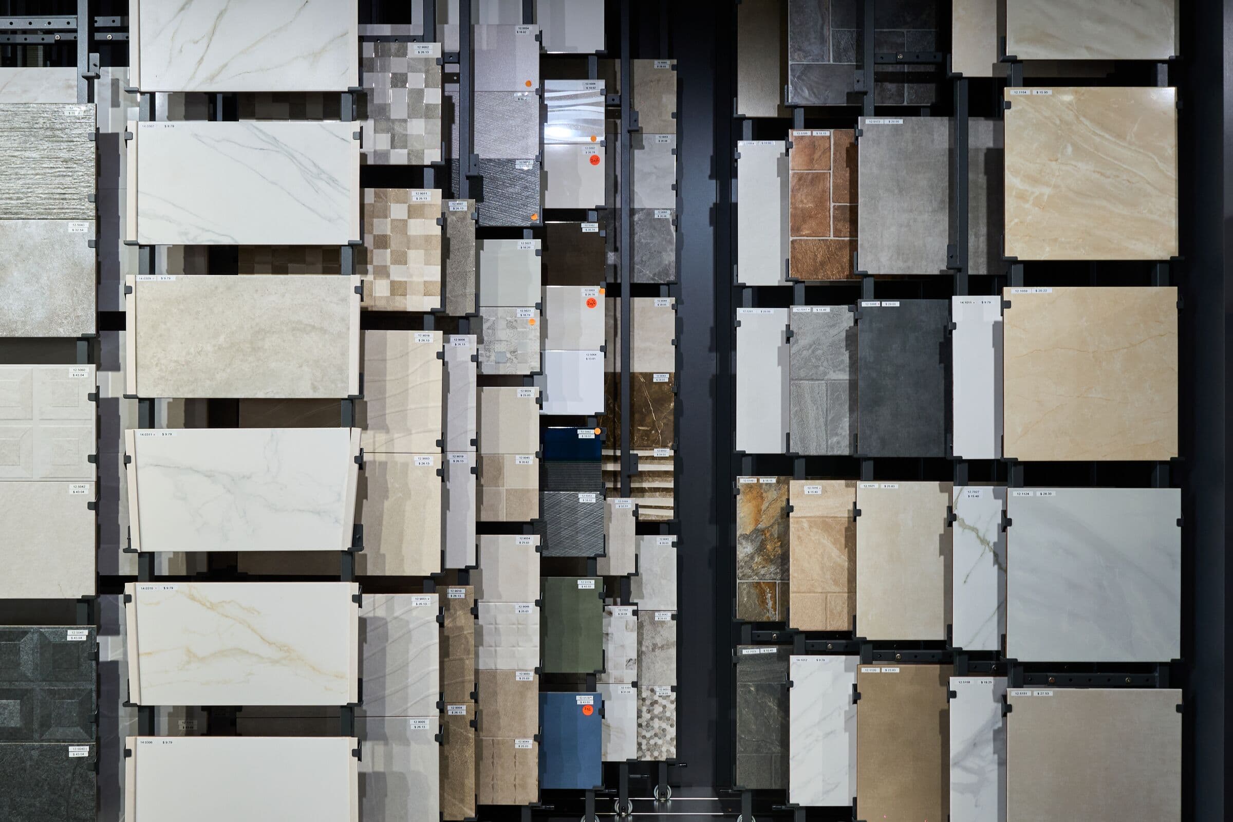 Tegelwand in de Cemdee showroom met collecties van onze merken