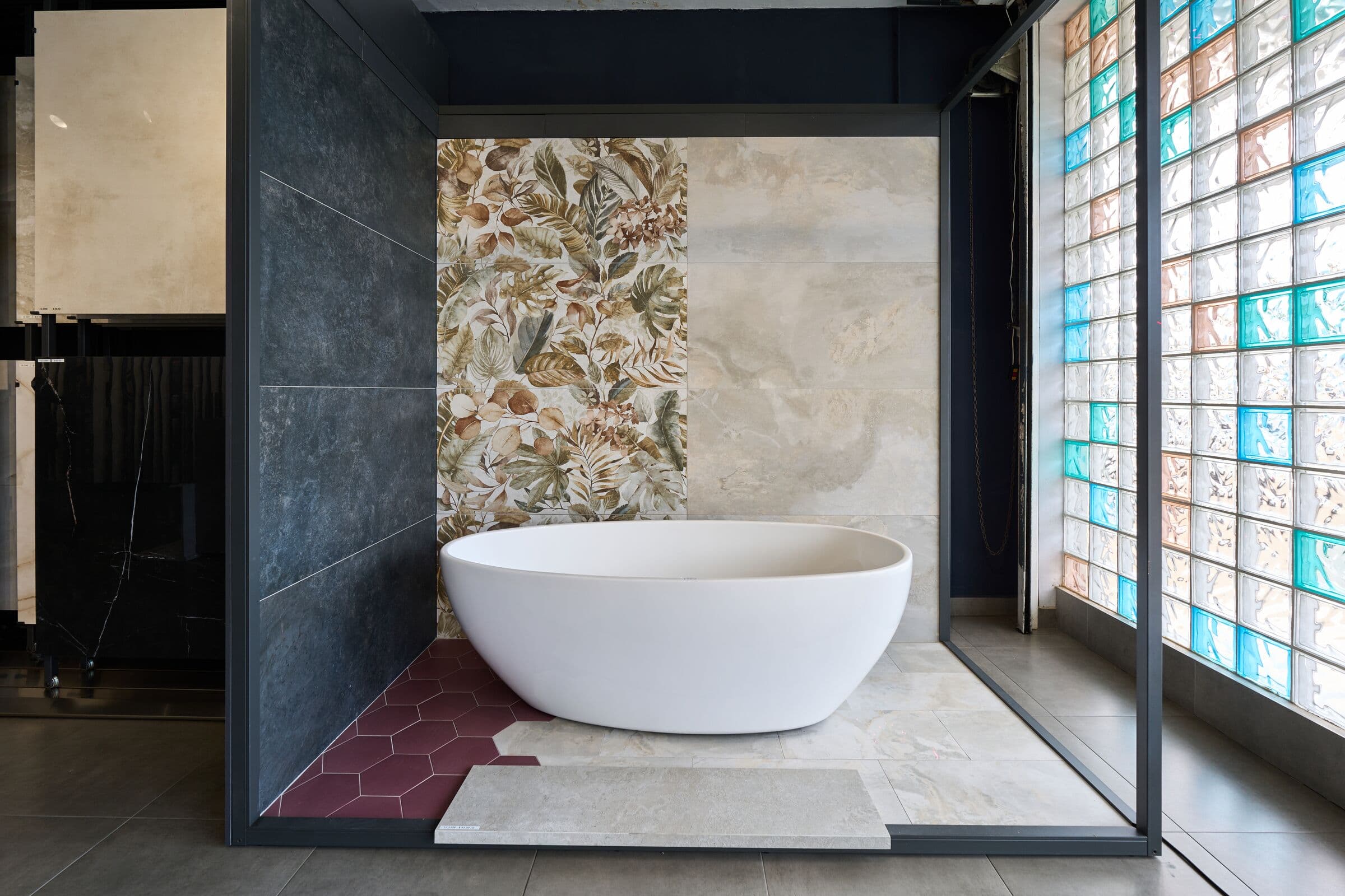 Vrijstaand bad en tegelwand in de Cemdee showroom