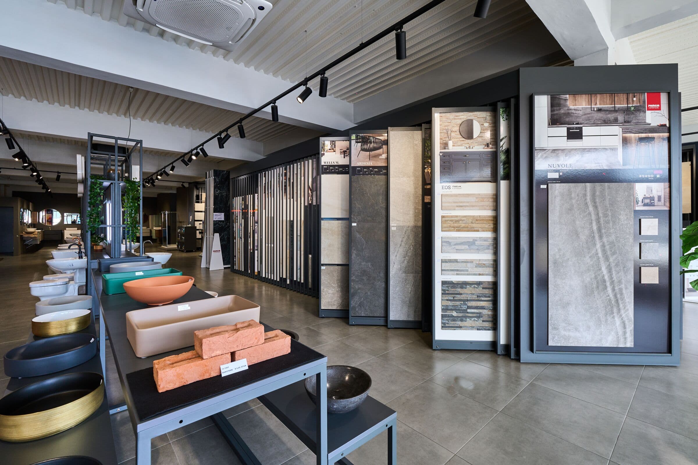 Showroominterieur met premium badkamer- en tegelcollectie